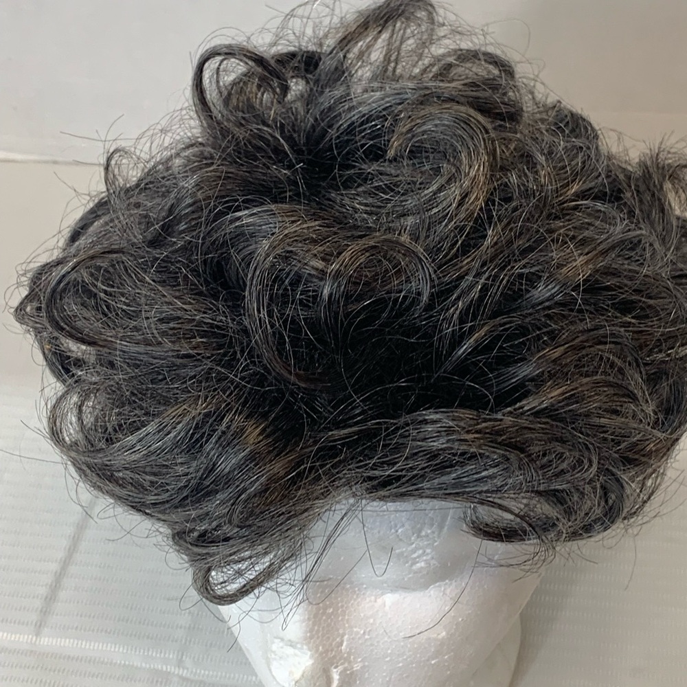 Elura Wig. Salt N Pepper color. See all pics. Never used. Comb clips. Synthetic